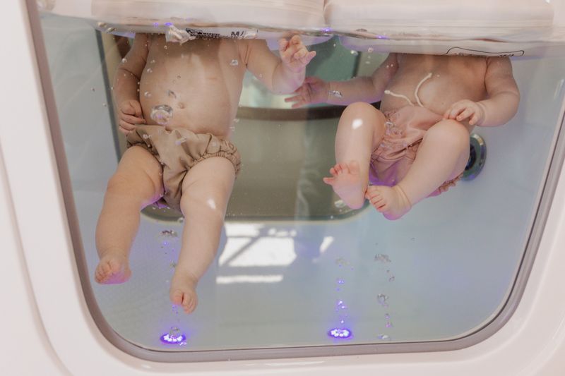 Foto (ellabella): twee baby's samen in de babyjacuzzi