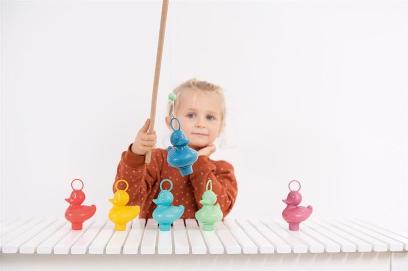 Foto (ellabella): een kindje speelt met de visspel-eendjes