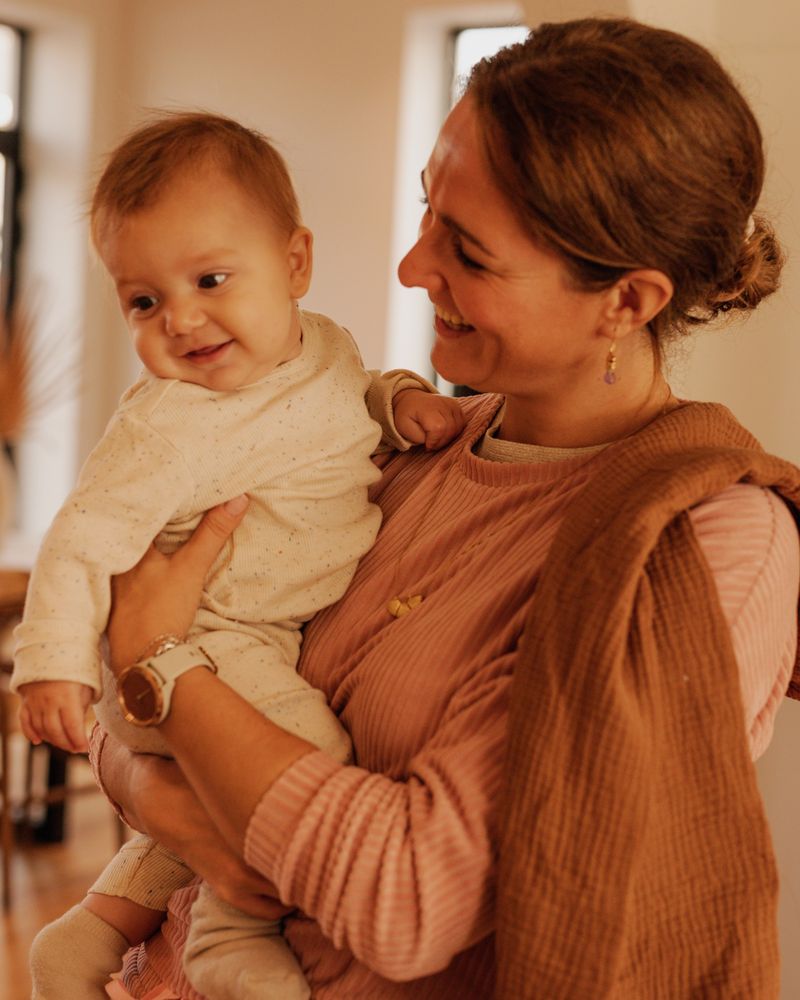 Foto (ellabella): Eva met een baby op de arm
