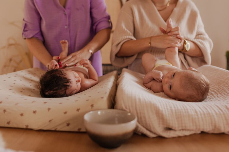 Foto (ellabella): mama's masseren hun baby tijdens een workshop