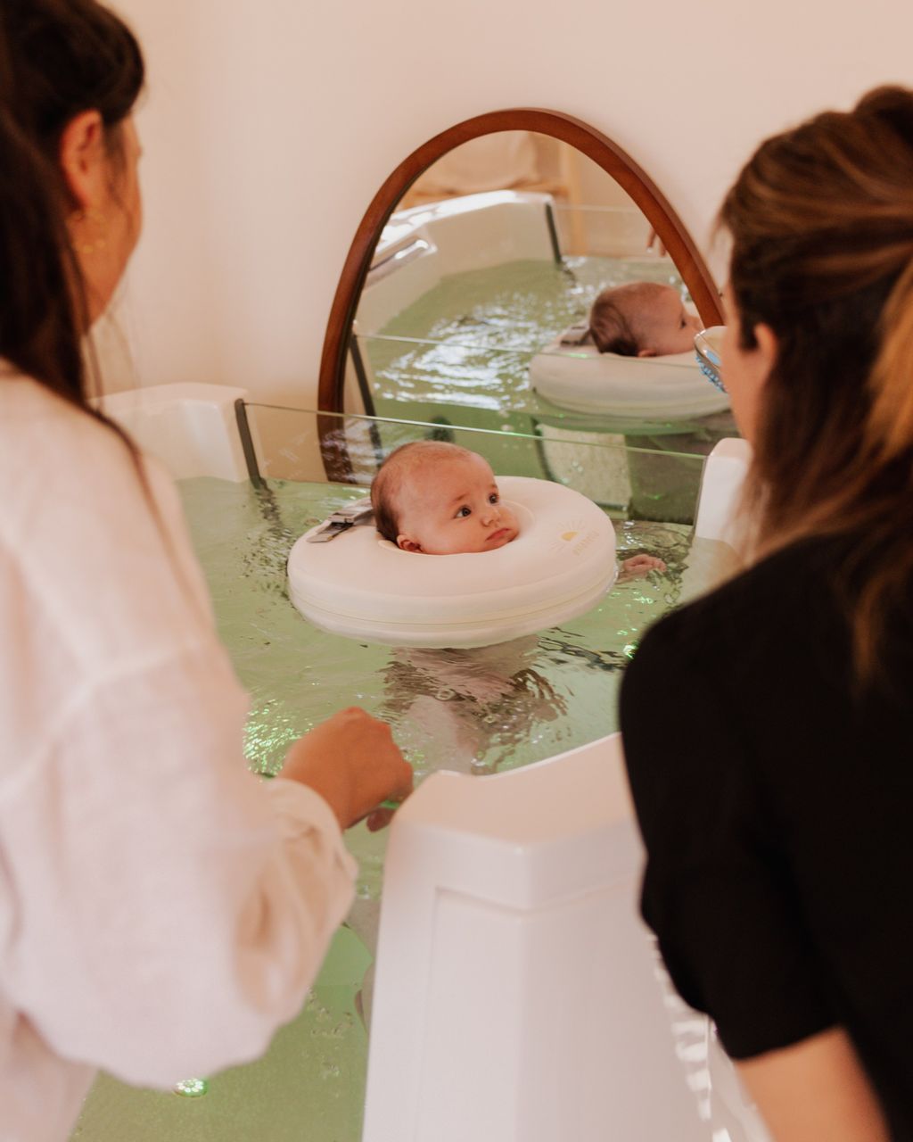 Foto (ellabella): Eva begeleidt een mama en haar baby in het babybad