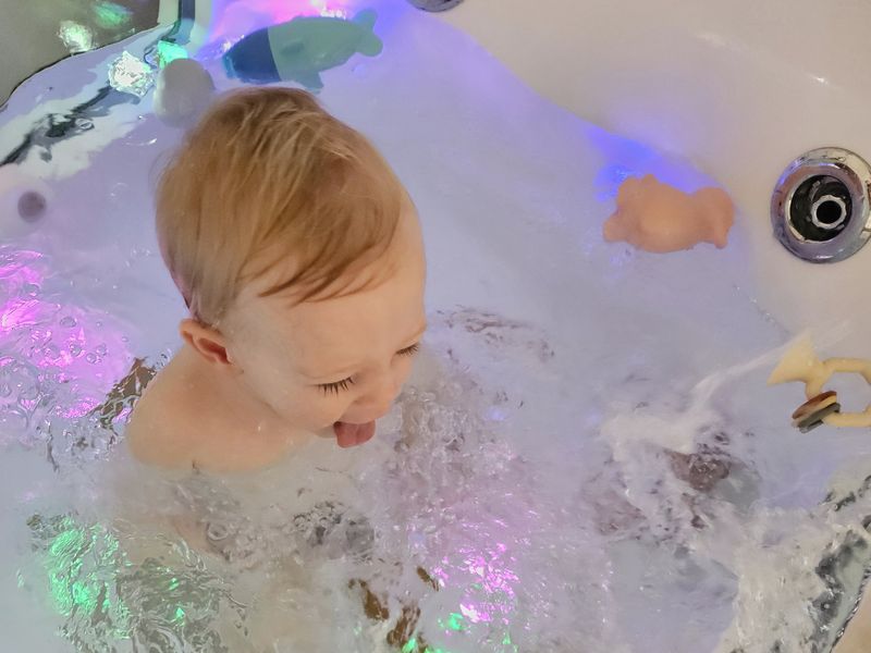 Foto (ellabella): een baby in de bubbelende jacuzzi met lichtjes