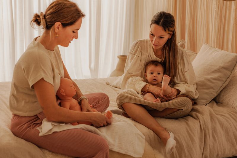 Foto (ellabella): twee mama's met hun baby