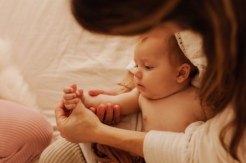 Foto (ellabella): een baby krijgt een massage