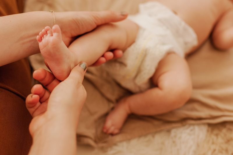 Foto (ellabella): babyvoetjes in zachte handen